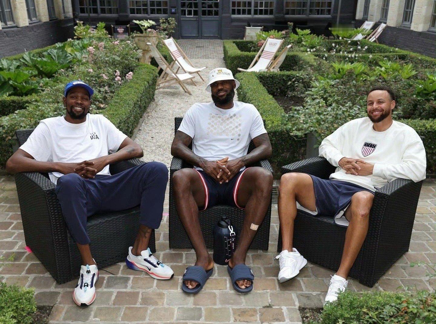 NBA官方今天晒出詹姆斯、杜兰特和库里的专访，詹姆斯在C位。 