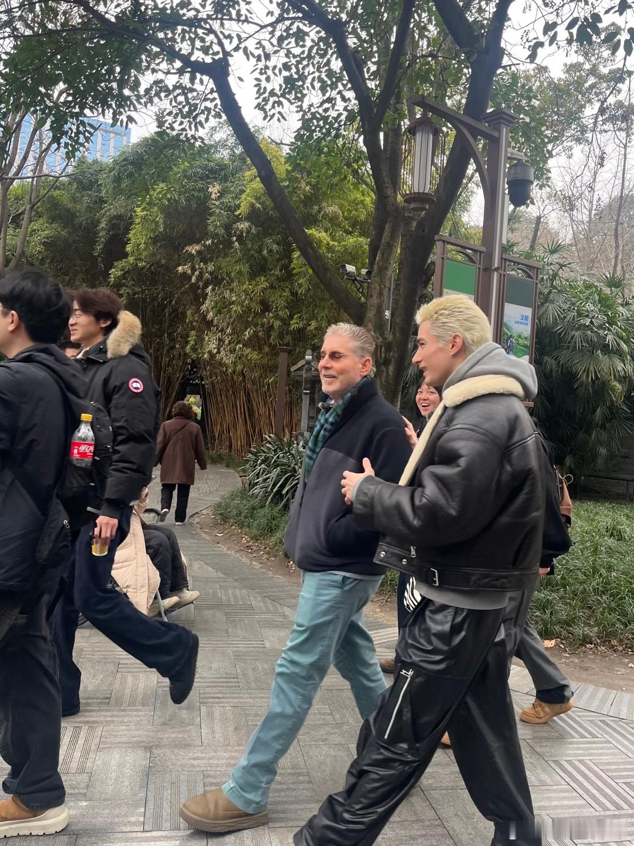 成都人民公园偶遇米卡 今日，有网友在成都人民公园偶遇米卡，说他本人真的帅，头巨小