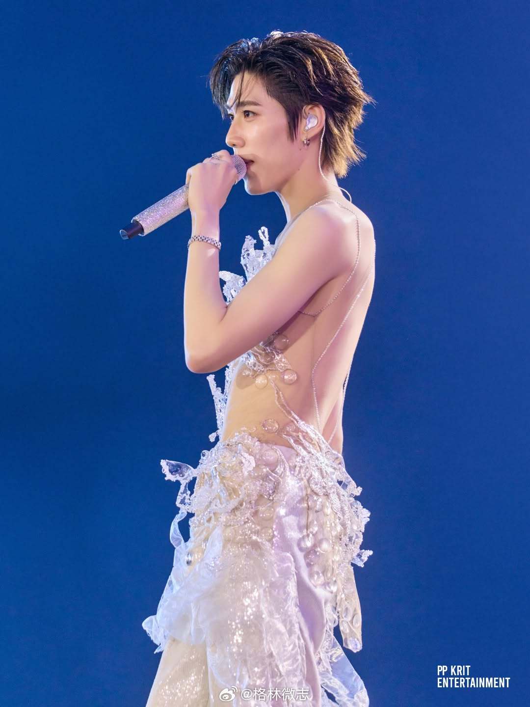 他们说 生命像一粒沙如果生命她会说话她会说：「谢谢你爱她」像大海爱着浪花🌊🌊