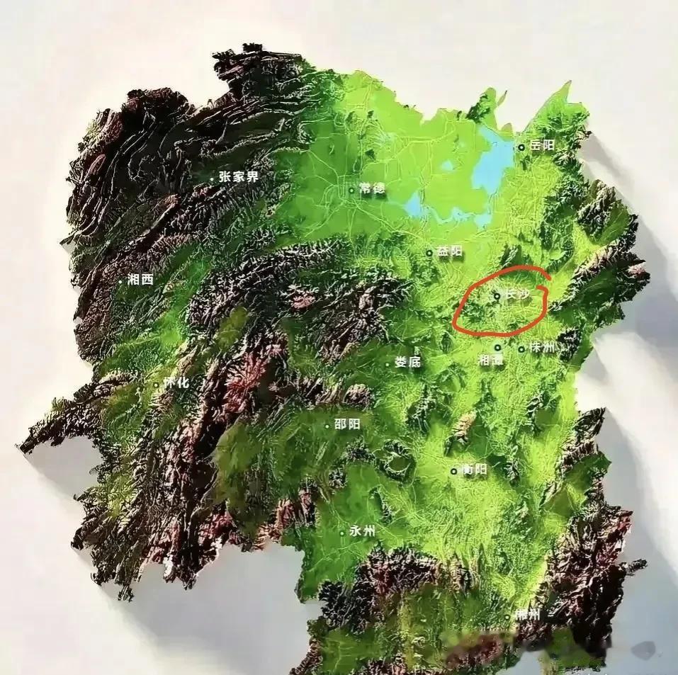 长沙虽然平原面积不是最大，但看地形图，它的东北方向和东南方向沿着山脉分别有两个山