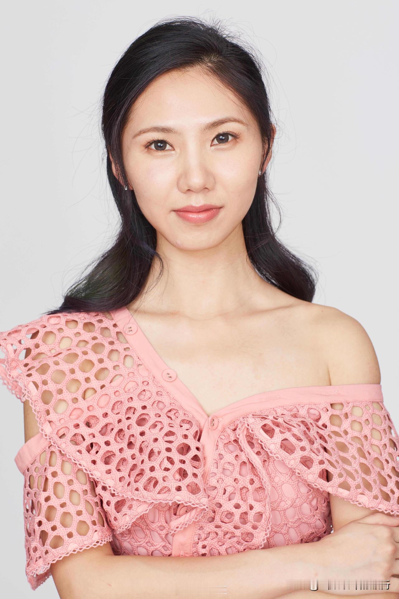 粉蕾丝裁成的浪漫，在肩头漾出春的絮语，每缕镂空都藏着温柔的光。

柔粉衣摆盛着少