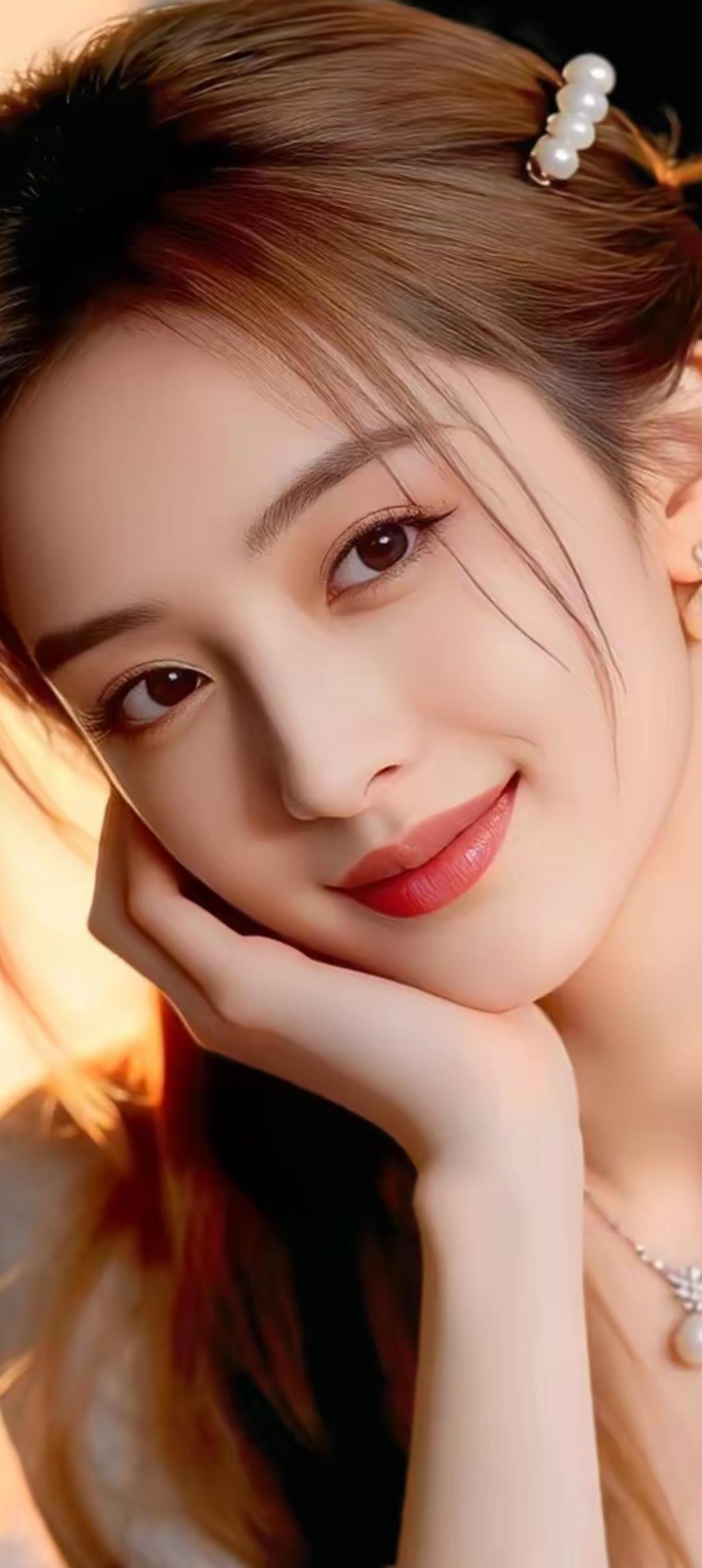 温柔甜美的微笑，珍珠发夹点缀，优雅动人！