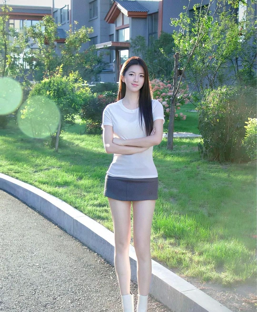 夏日清新穿搭，白色T恤+短裙，阳光下的甜美女孩🌞👗👠
