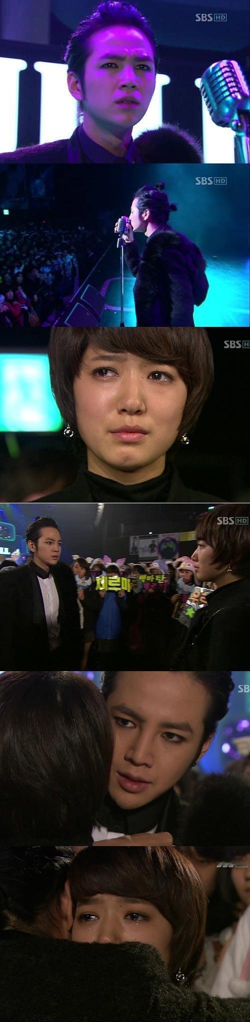 自担的哪一种作法，你更难接受？1 在演唱会公开告白后，和女友相拥vs2 在直播里