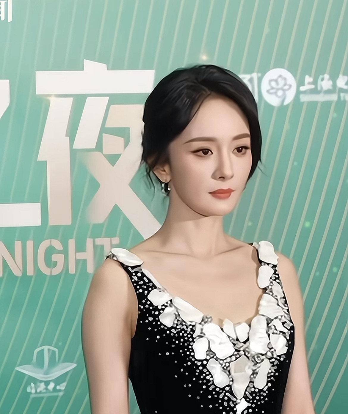 腾讯到白玉兰只干一件事被杨幂美得大吸一口凉气幂好美啊，但是我觉得其实造型可以更大