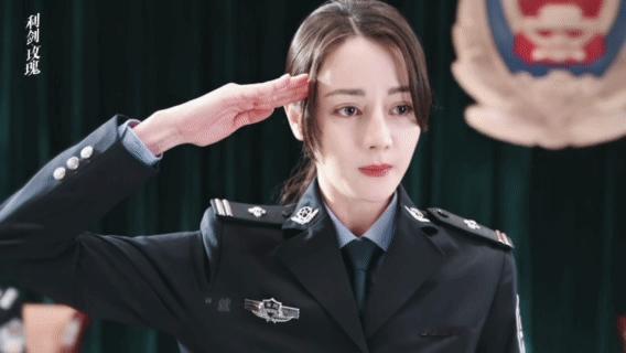 期待了这么久的《利剑玫瑰》终于来了。  来个首播反馈贴好看吗好看吗 ​​​