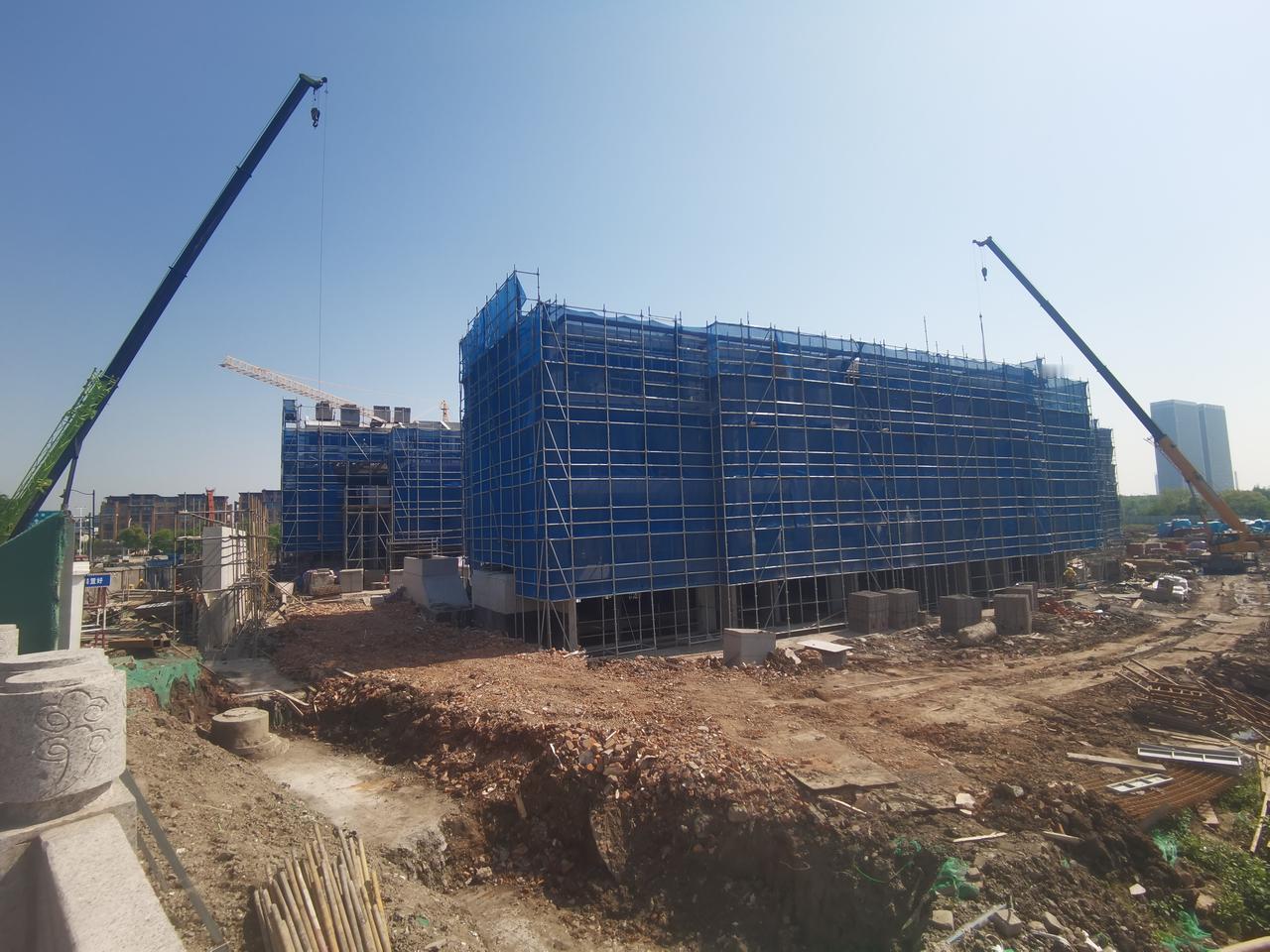 洋泾湖14号地块已经楼房林立，出门就是洋泾湖公园，不错的地块。
洋泾湖