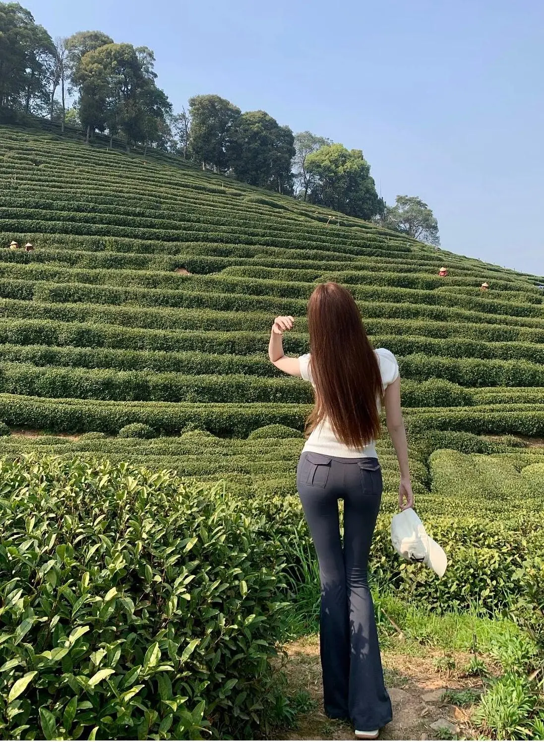 遇到对你好的人容易，但待你如初的人却很少，相遇在天，相守在人，好的感情不是瞬间感动，而是细水长流般的宠你。