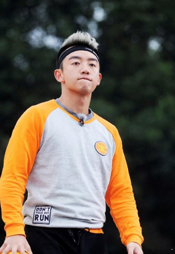 郑恺边录跑男边带娃郑恺从跑男小猎豹变身超级奶爸 一边奔赴热爱事业，一边守护家庭幸