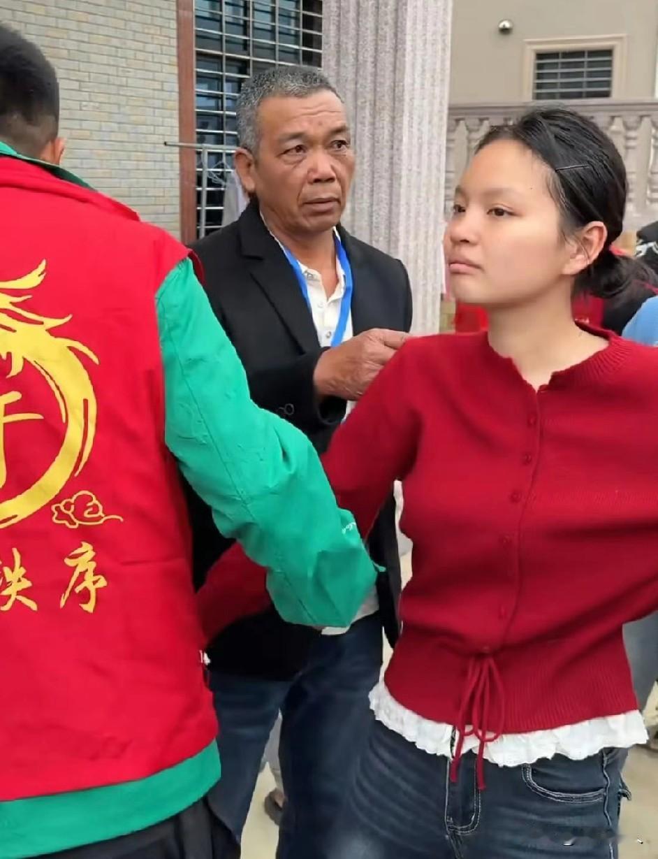 给大家唠唠湛江妈祖巡游这个大瓜，太离谱了！
 
当地妈祖巡游要选一个小孩当“妈祖