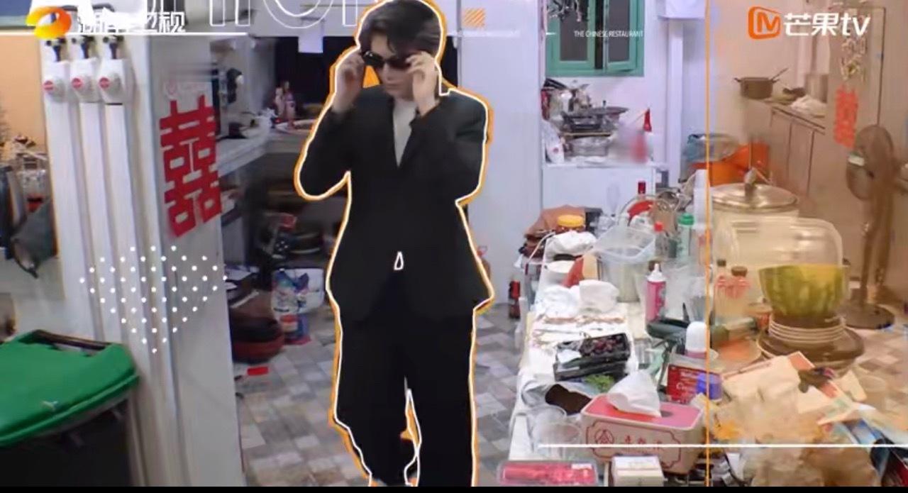 丁禹兮尹浩宇美美桑内一个劲的叭叭丁禹兮尹浩宇来不及换衣服，直接穿着西装戴着墨镜洗