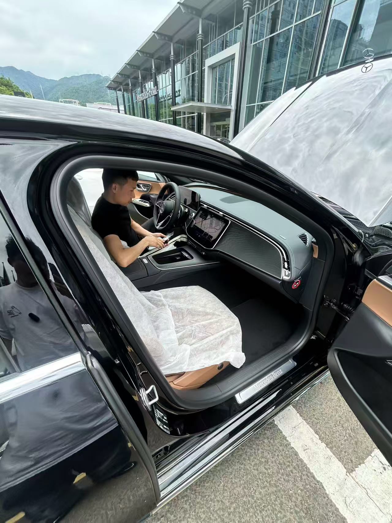 今日份的新车交付奔驰E260L给湖南V+客户安排上了目前经典版现车变稀缺了有需要