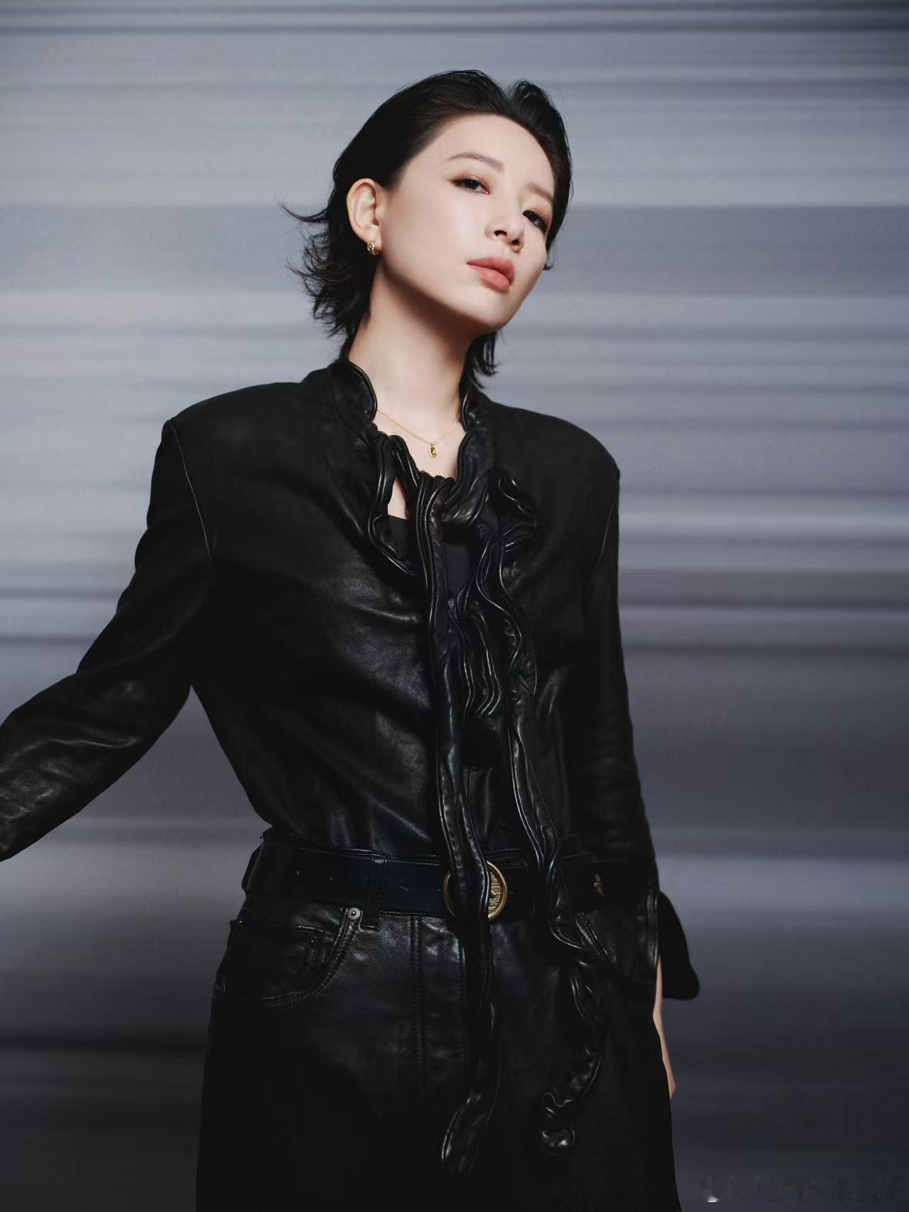 李斯丹妮这可是直播 李斯丹妮昨晚的状态真的太真实了，坐在人群里自在得不行，被镜头