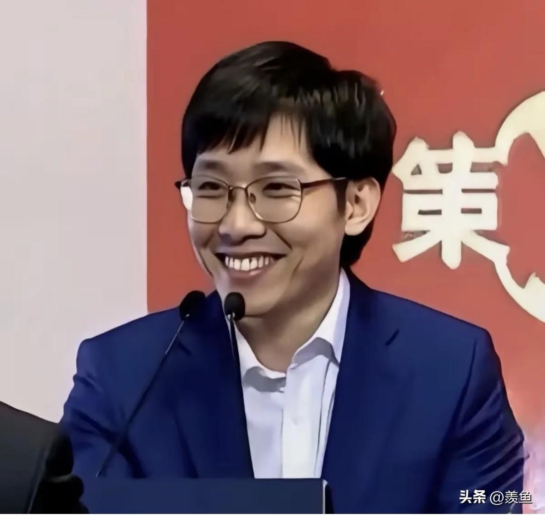 “抓住梁文锋，还我血汗钱！”

最近满屏都是这句让人骨头缝发凉的呐喊。

一边是