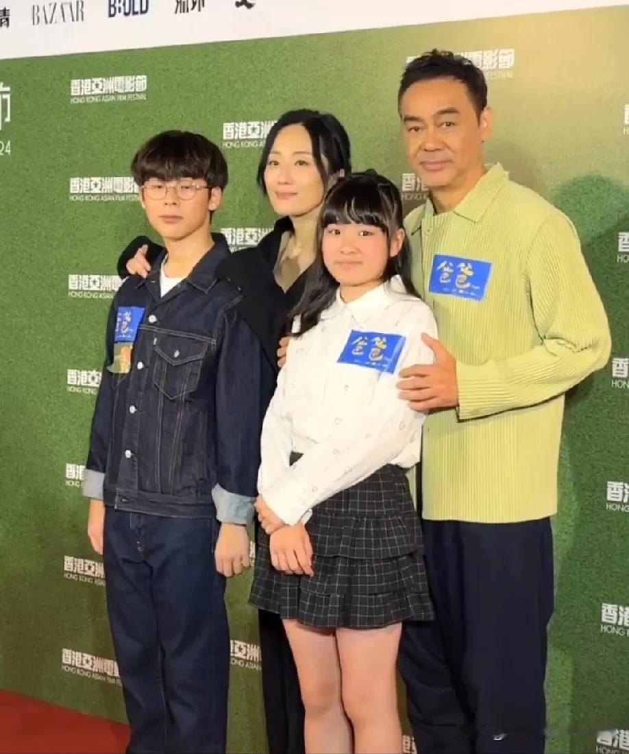 近日，刘青云带着儿子女儿出席新片首映礼，61岁的他依然魅力不减，令人感到惊奇的是