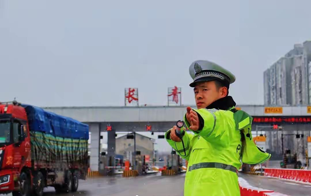 【万家团圆时，他在高速路上“守岁”——武汉高速交警熊峰的春运坚守】武汉交警微视角
