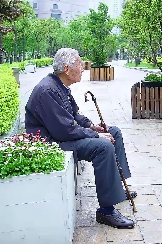 一位ICU护理的一位工作人员说，每天进来的危重病人有很多，能走出去的几乎是零，大