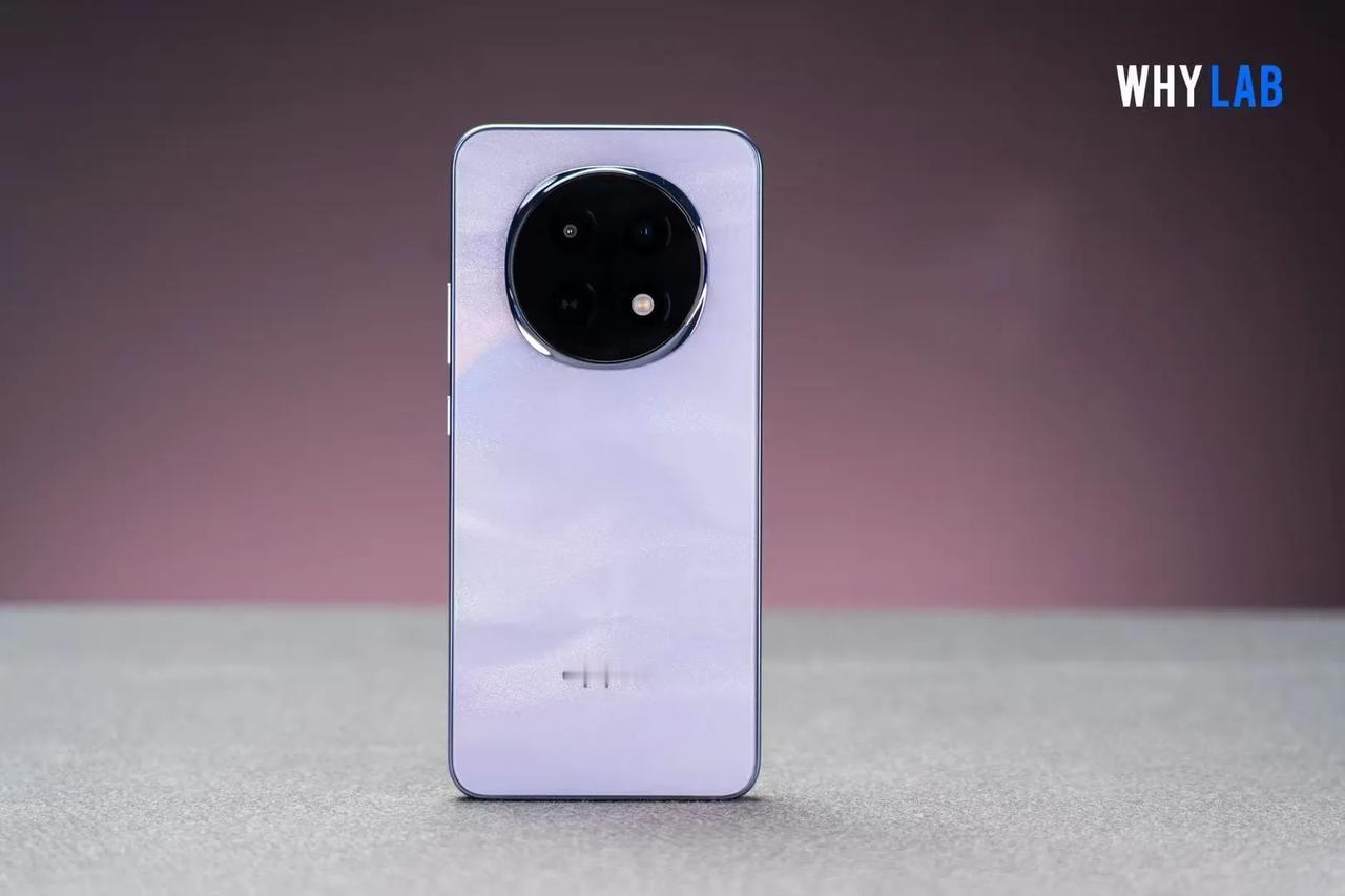 看了看OPPO的A5Pro，又看了看我手里的荣耀Magic7Pro，我不禁陷入了