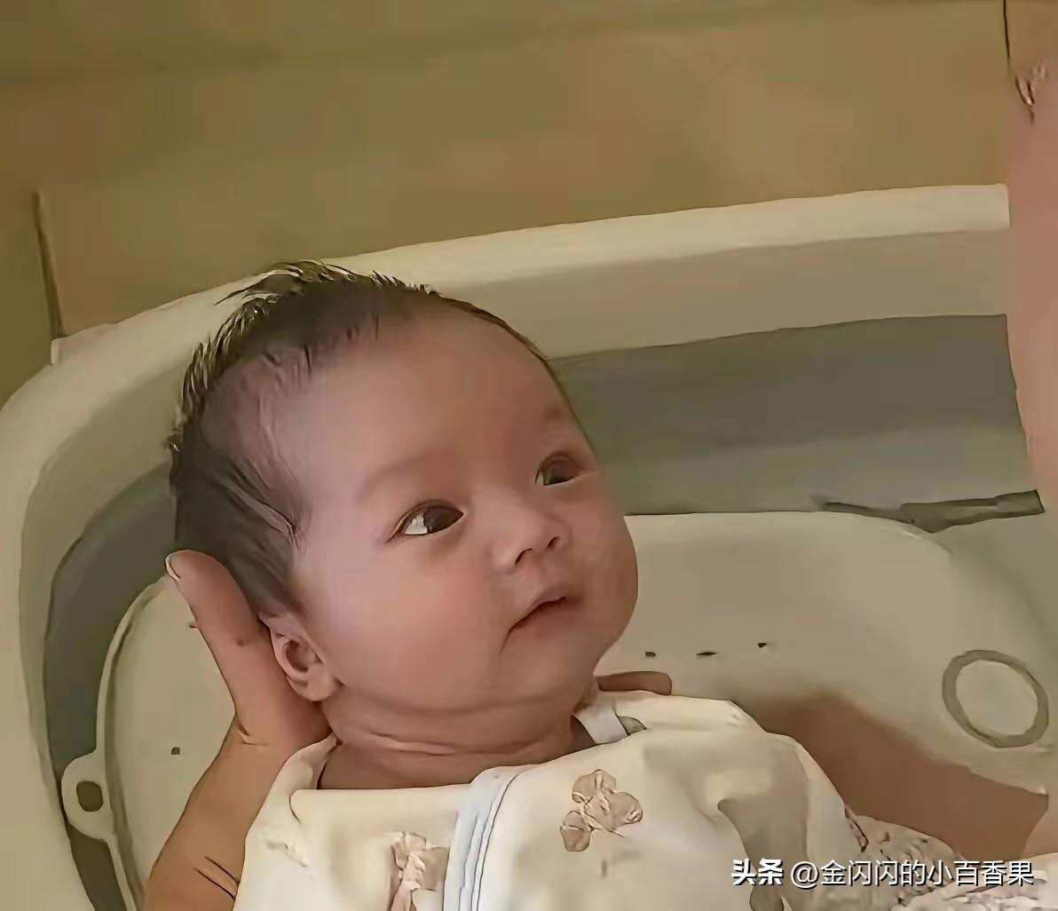 汪宝的最新睁眼靓仔照萌翻众人，一双布灵布灵的大眼睛灵气十足，眼神里藏着故事，一眼