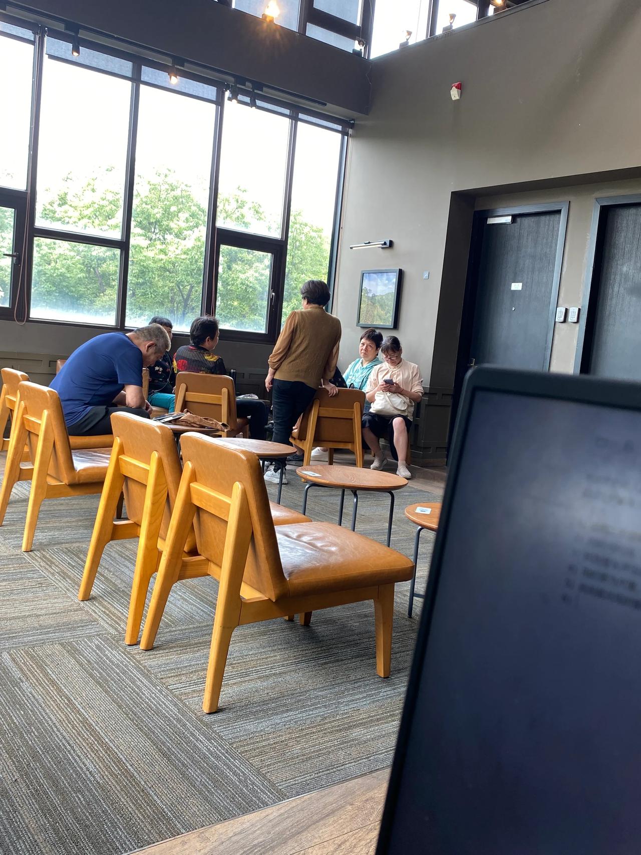 这帮老头老太太真是太聒噪了！

赶紧网上买了个隔音耳机[我想静静]

啥时候星巴