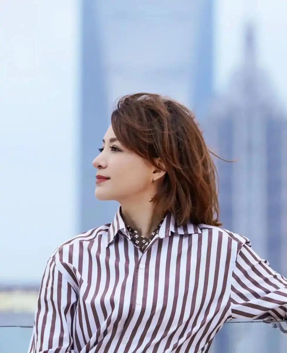 董卿气质独特优雅，有韵味，气质绝佳，但脸蛋一般，没有李红和刘芳菲漂亮。

她的颜