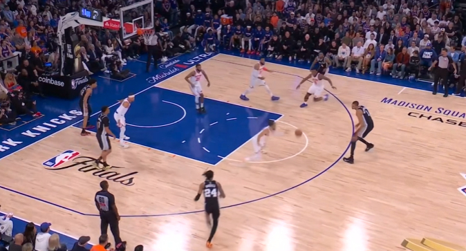 福克斯。。。。。。你是来干嘛的？这种球能失误啊？马刺vs尼克斯NBA