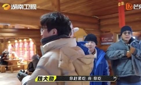#毛不易在雪山喊大家吃冰棍##我们仨#毛不易看到雪山上有卖冰棍的，立马招呼大家吃