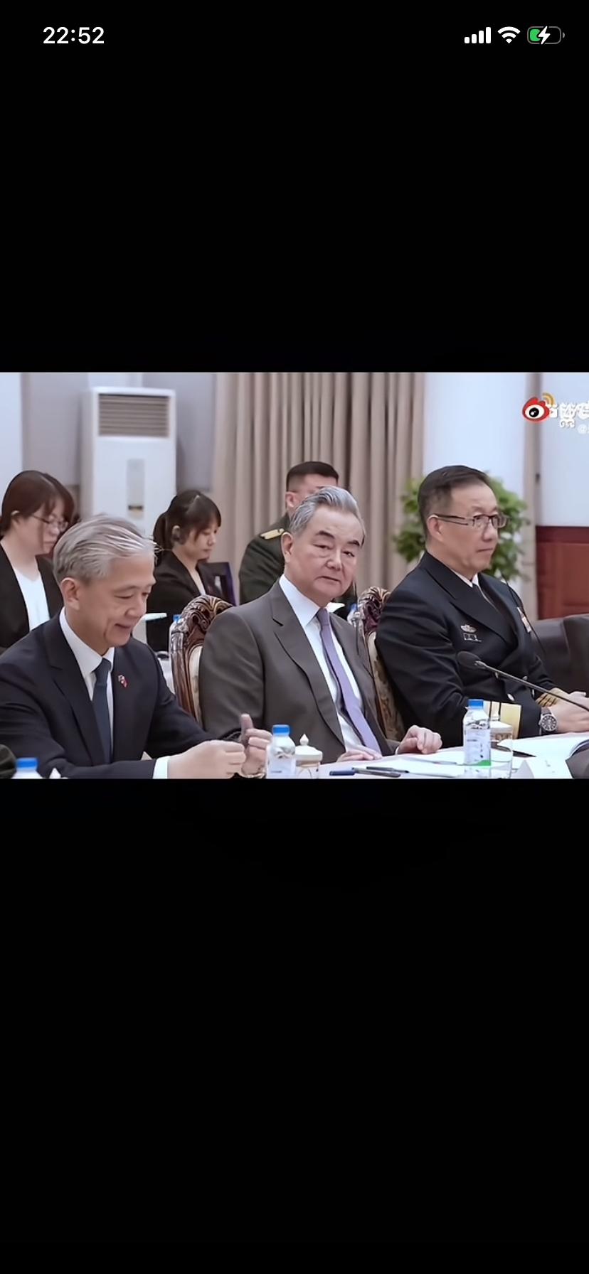看到这张照片
满头白发的
外交部的王毅部长
旁边同样是满头白发的汪文斌和高达威武
