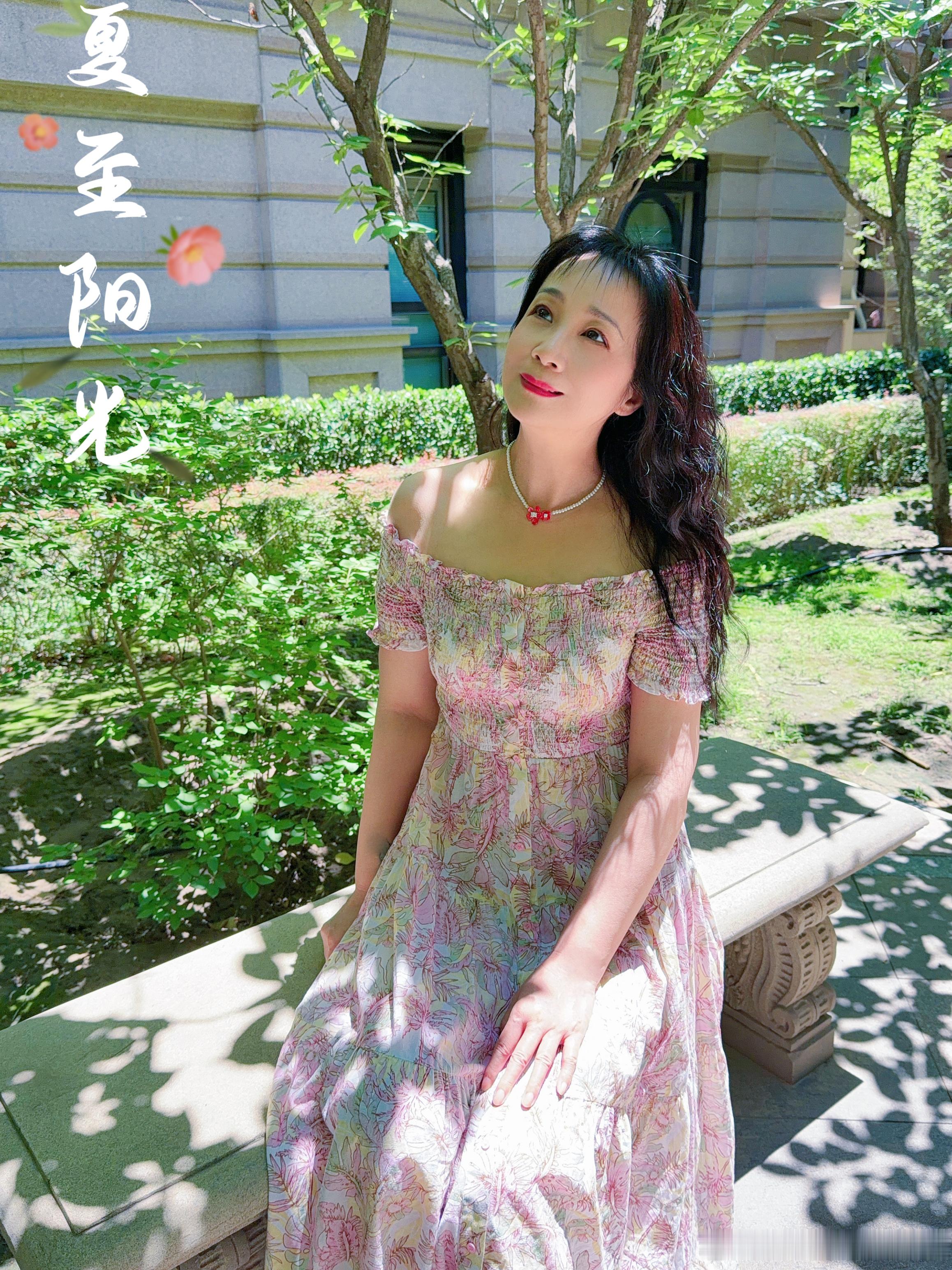 我喜欢北京的夏天，阳光虽然热烈，却清透干爽，不会闷热难耐，树荫下还有习习凉风，蝉