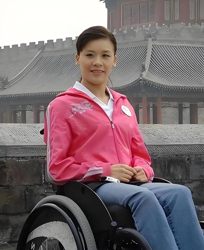 1998年桑兰不幸瘫痪，历经波折后拿到了上千万美金的巨额赔偿。可就在这个风口浪尖