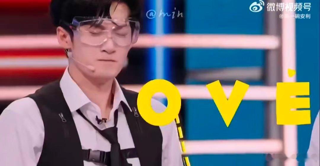 笑不活了！檀健次在好六被水炮击中的视频，被小炭火们玩出了“L~O~V~E~”新花