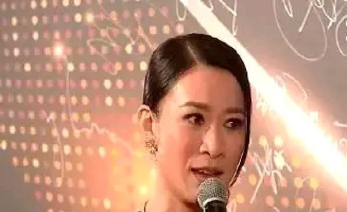 他轻轻推她那一下，整个TVB等了十五年。
不是扶住她肩膀，是接住了整个黄金时代的