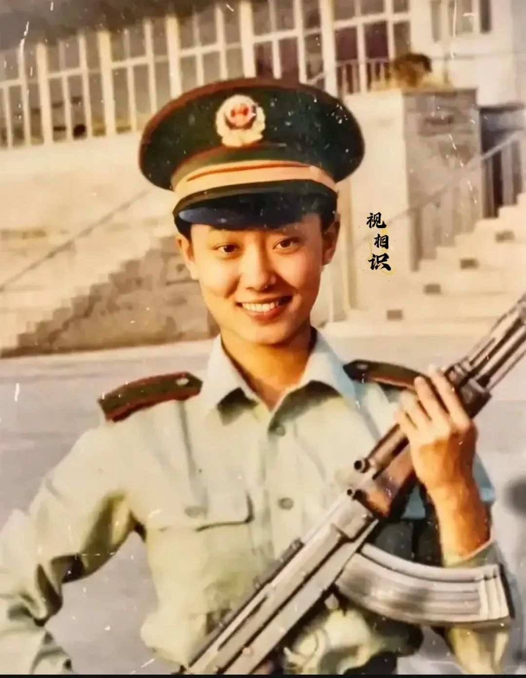 2001年，年轻的张小斐在武警总部政治部文工团时期，留下的照片，镜头中的她虽然面...