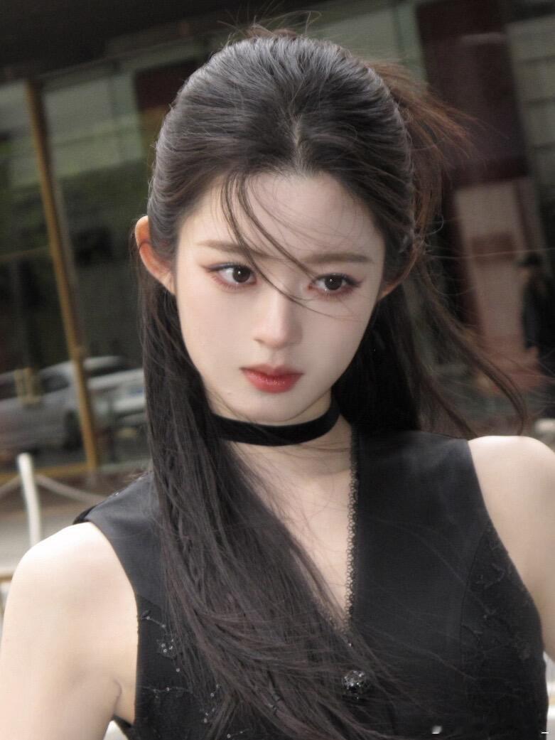 黄杨钿甜的剑是长手里了吗黄杨钿甜挽剑花手法来看娱乐手法娴熟力道精准，剑随身动浑然