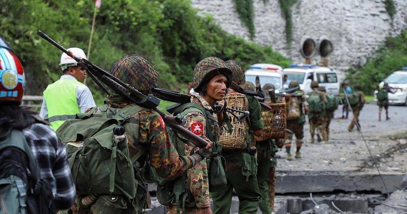 泰国跟柬埔寨在边境干仗，打着打着，发现不对劲。
对面那炮，怎么跟我们家的一模？