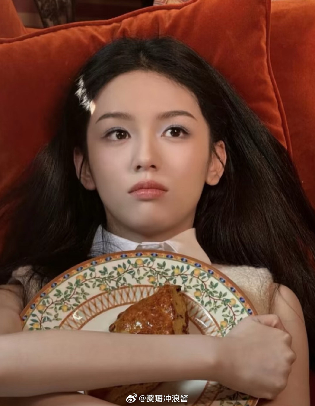 我盯着周也这张伟大的脸看了好几遍，才发现那是阳光，不是发夹。 ​​​