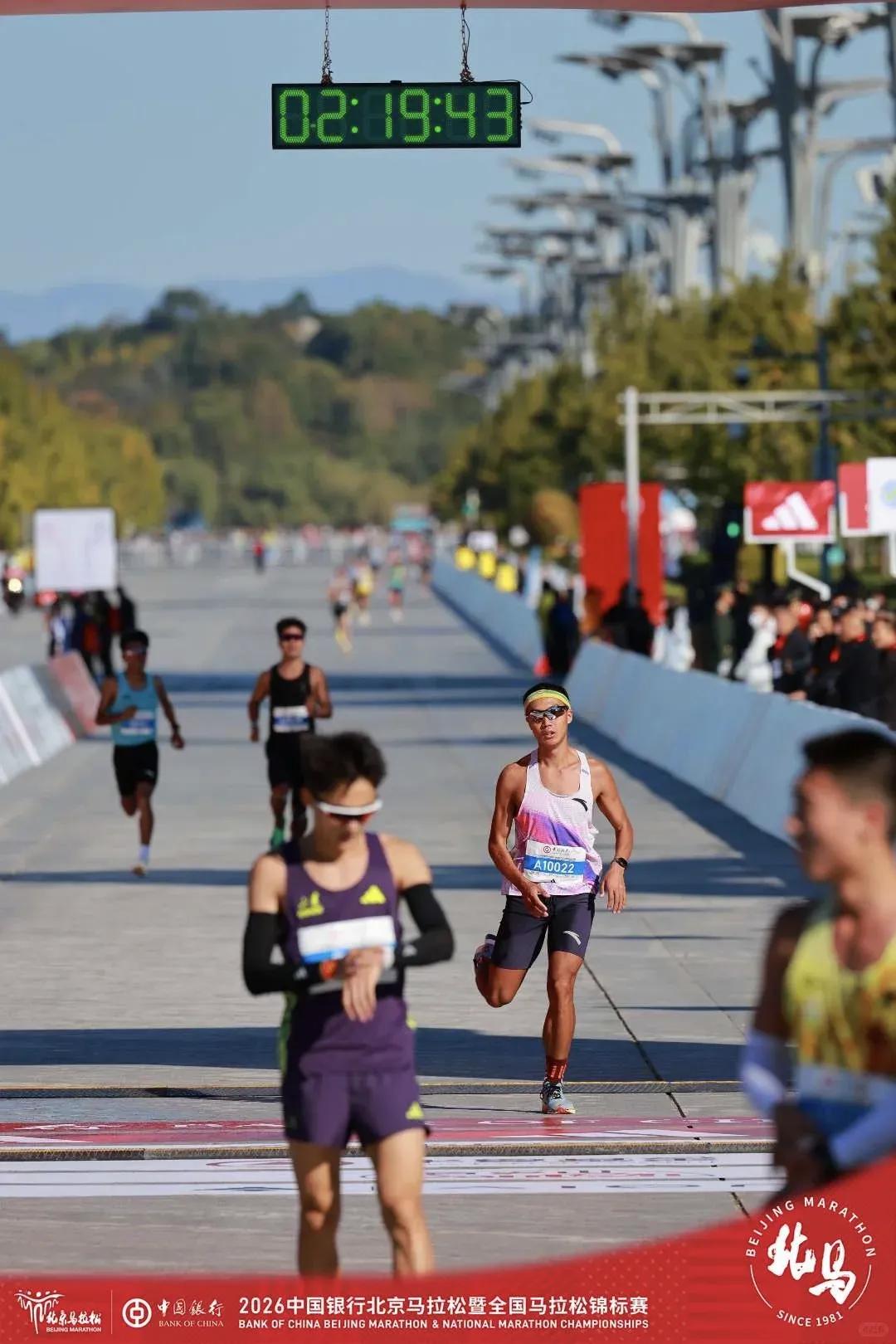 北马成绩公示，79人跑进2小时20分！
名单最后一位盛旺，2:19:50，创下国