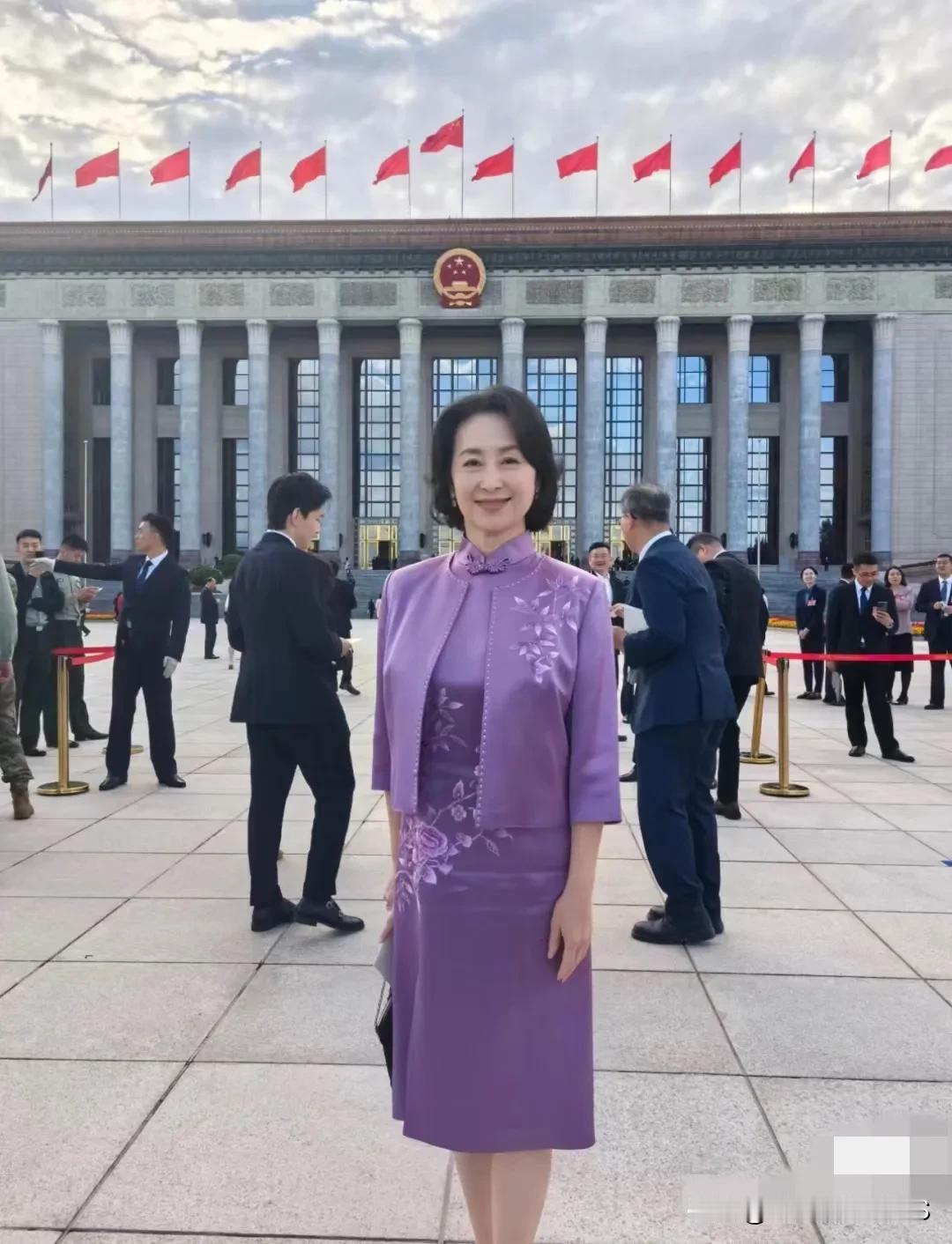 何超琼不婚的选择，真的是明智的。放眼望去，确实难以找到能与之匹配的人。她的美，简