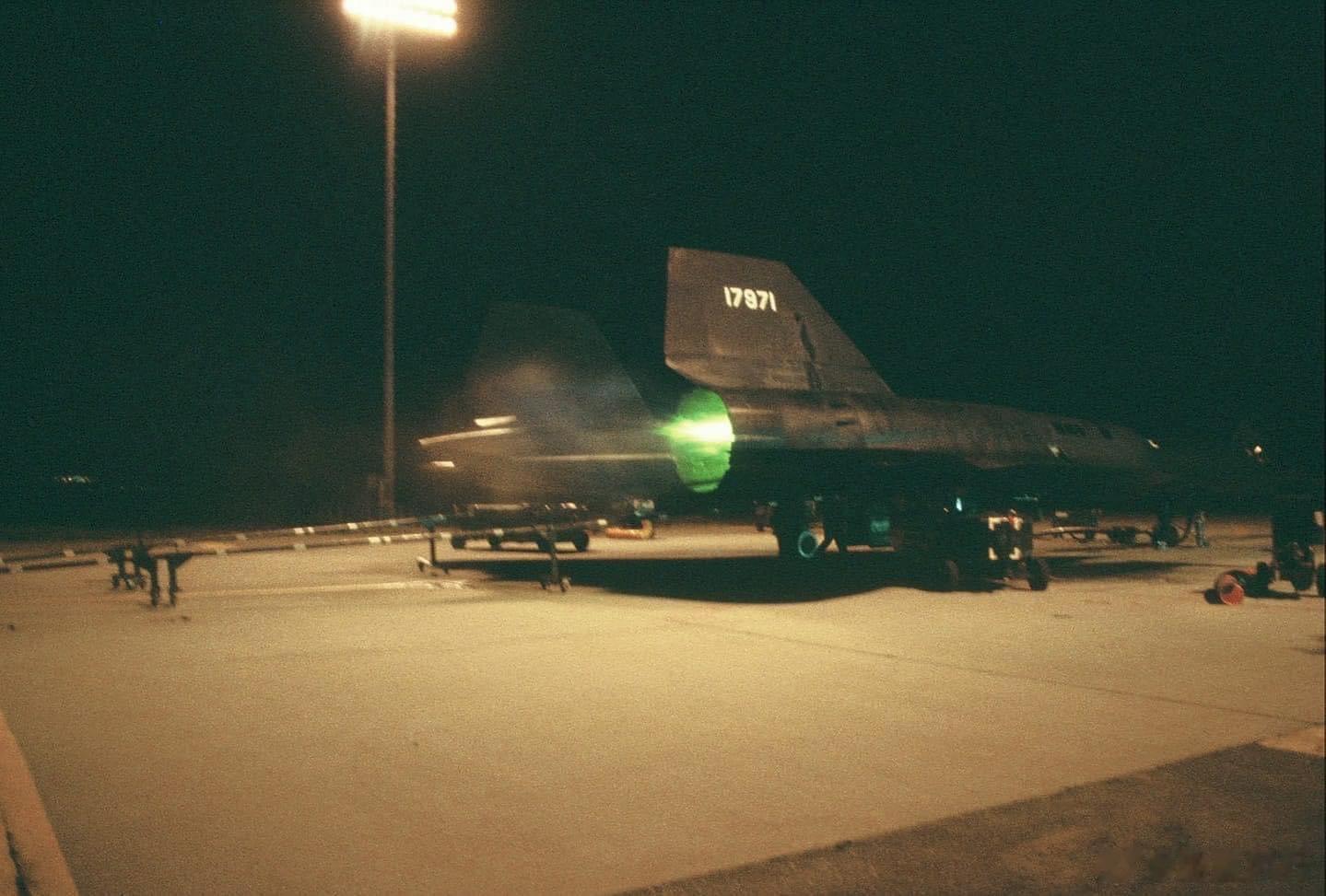 SR-71的鬼火：SR-71的问题是在其3.2 马赫的巡航速度下，飞机变得非常热