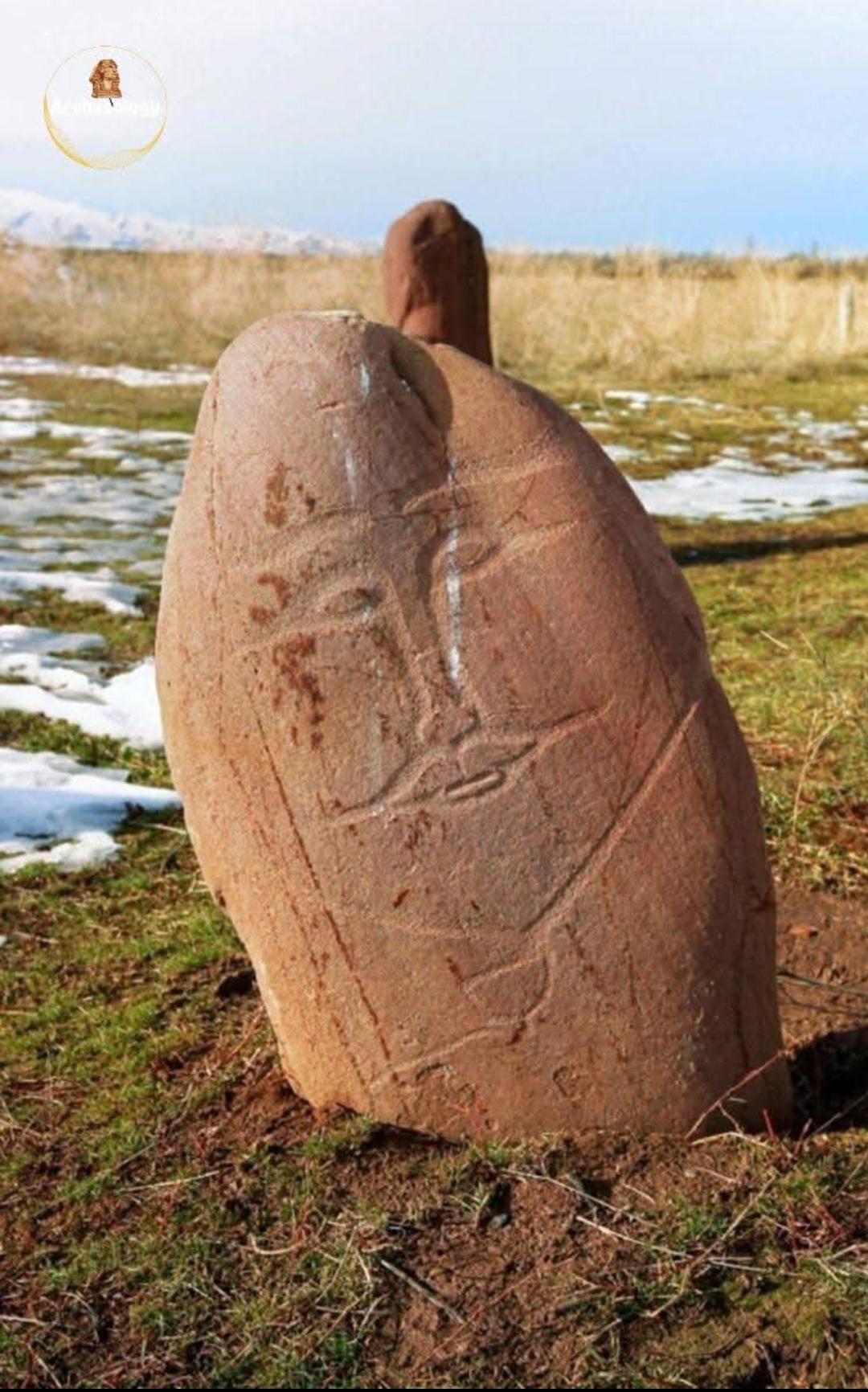吉尔吉斯斯坦天山脚下广阔的草原上矗立的一块一千多年突厥人雕刻的红色花岗岩石雕人像