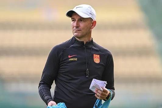 家庭原因？归化国脚临阵脱逃，却便宜了上海海港，队内再添一重量级国脚。
  官方消