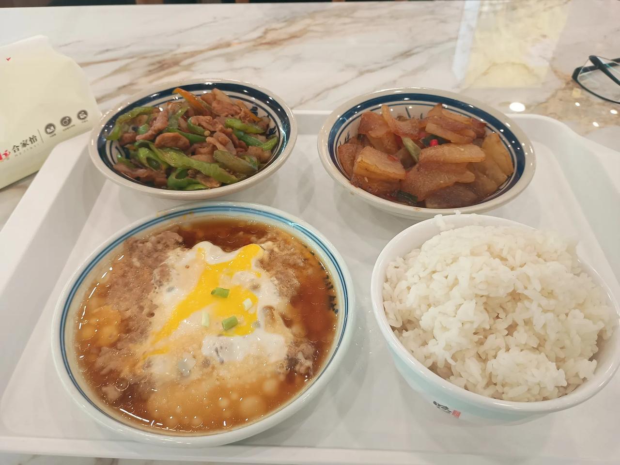 杭州七点过后十元三个菜，不好意思全拿肉菜