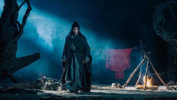 李昀锐首映礼耍刀刀锋所至，目光紧随。从手指到眼神，没有一个动作是多余的。 