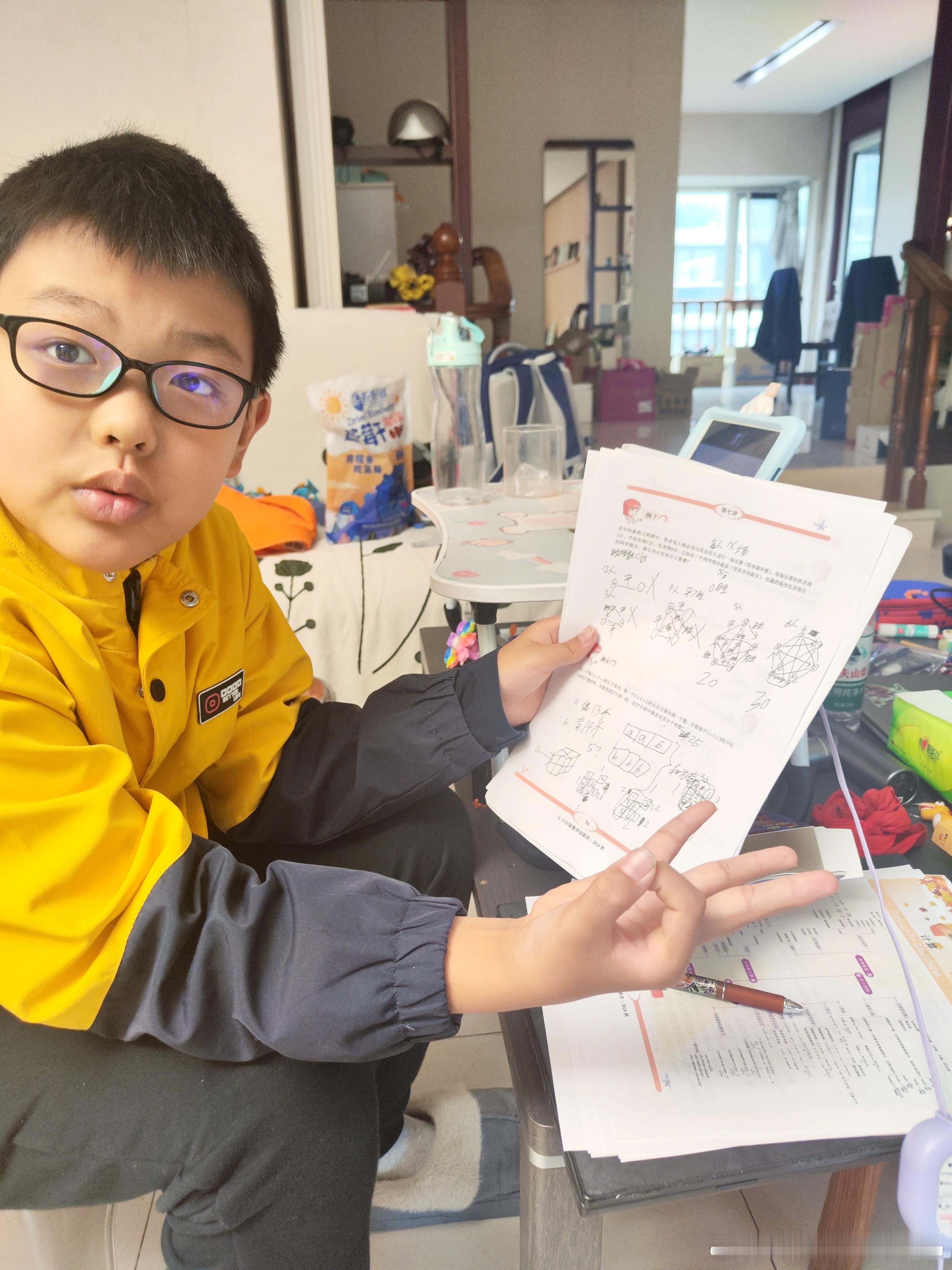 非要给我讲题。虽然我一个字也没听懂，但是一直“嗯，啊，对”的附和着，结果娃一会发