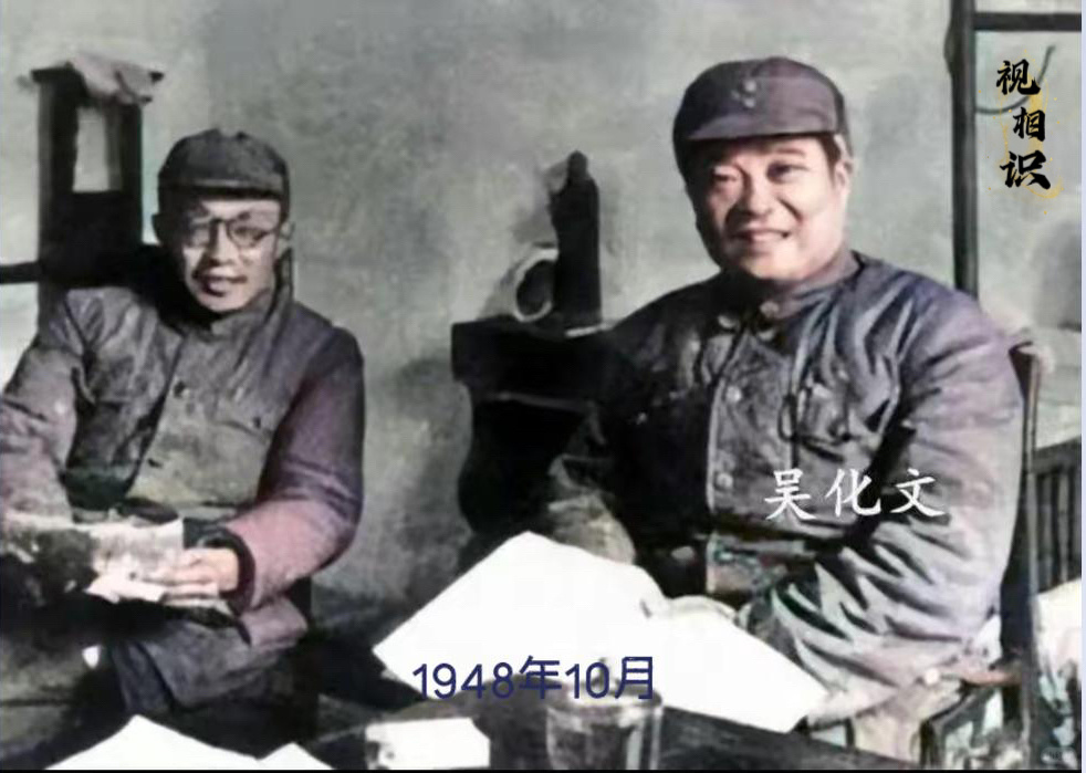 1948年10月，吴化文宣布起义后的场景，镜头中他和政委何克希坐在指挥所内，面对...