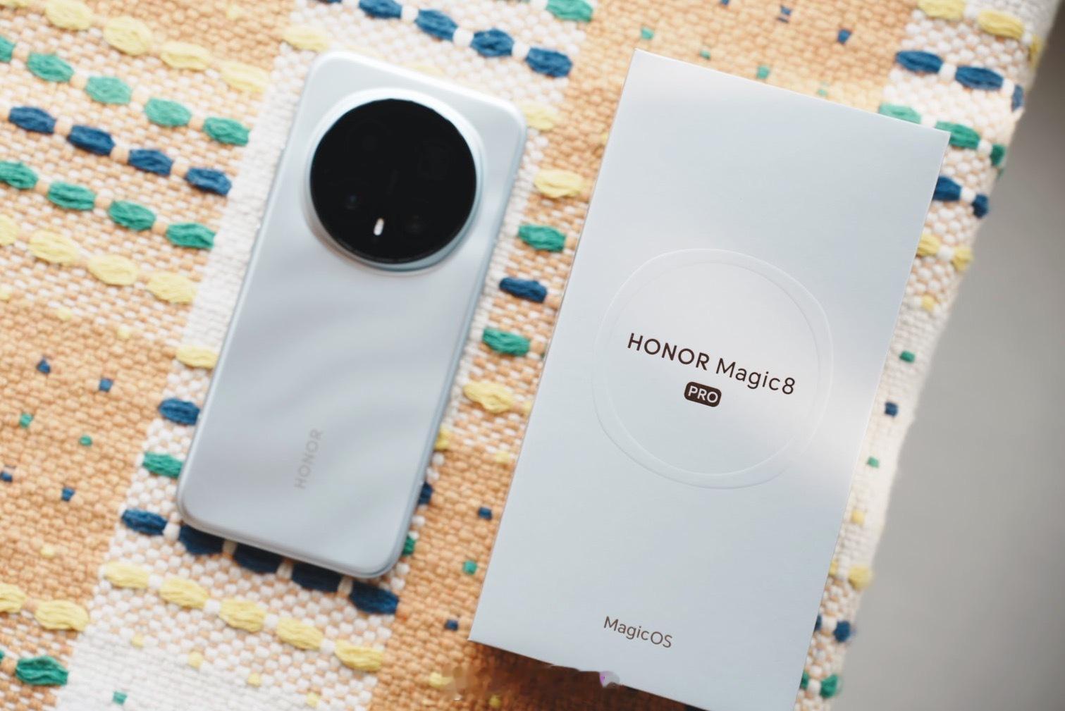 开箱上手 | 荣耀 Magic8 Pro天青色外观方面这代较上一代很多人可能会觉