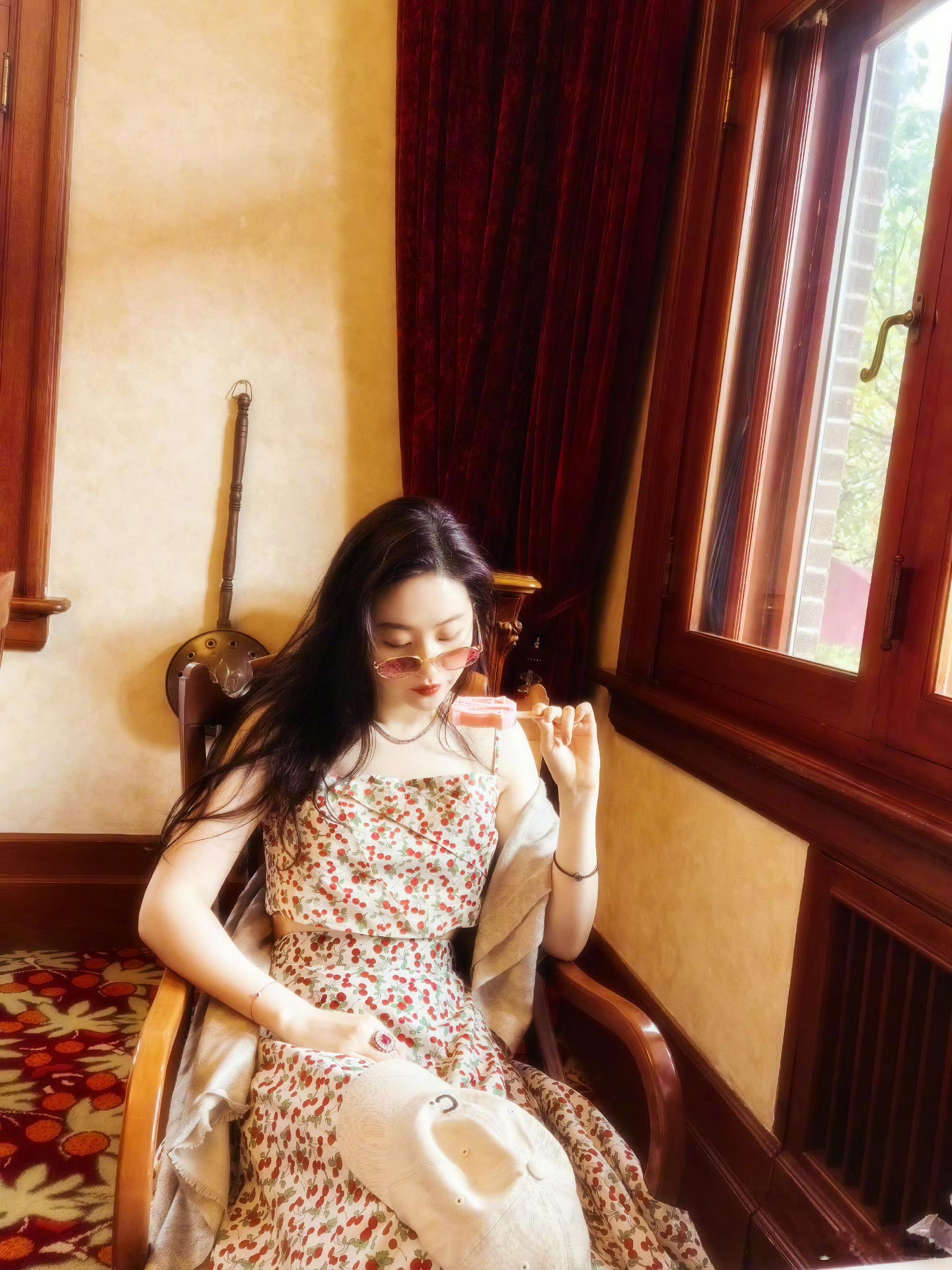 #刘亦菲 天津一日游Vlog# 刘亦菲碎花裙好漂亮啊，还有手里拿的咖啡的好像还是