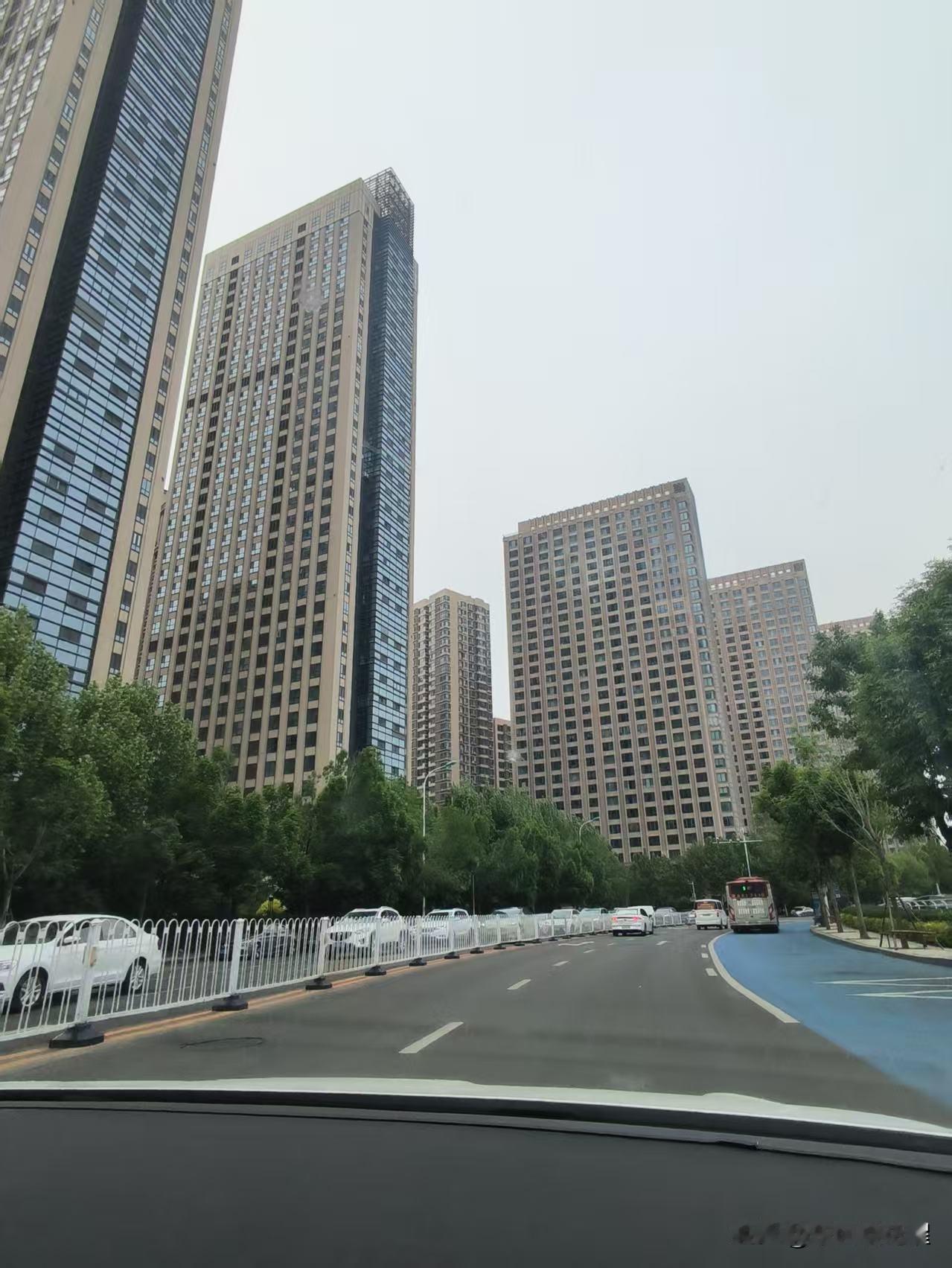 天津的马路上，看到最多的就是那些高楼大厦，还有盖半截停工的建筑。
真不懂盖这么多