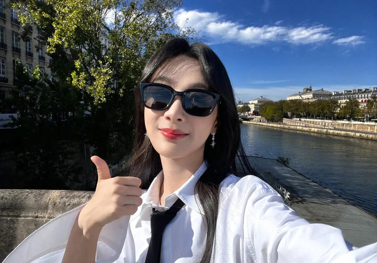 杨紫被关系户打压？

贾玲的新电影《热辣滚烫》已经进入宣传期了，贾玲路人缘本来就