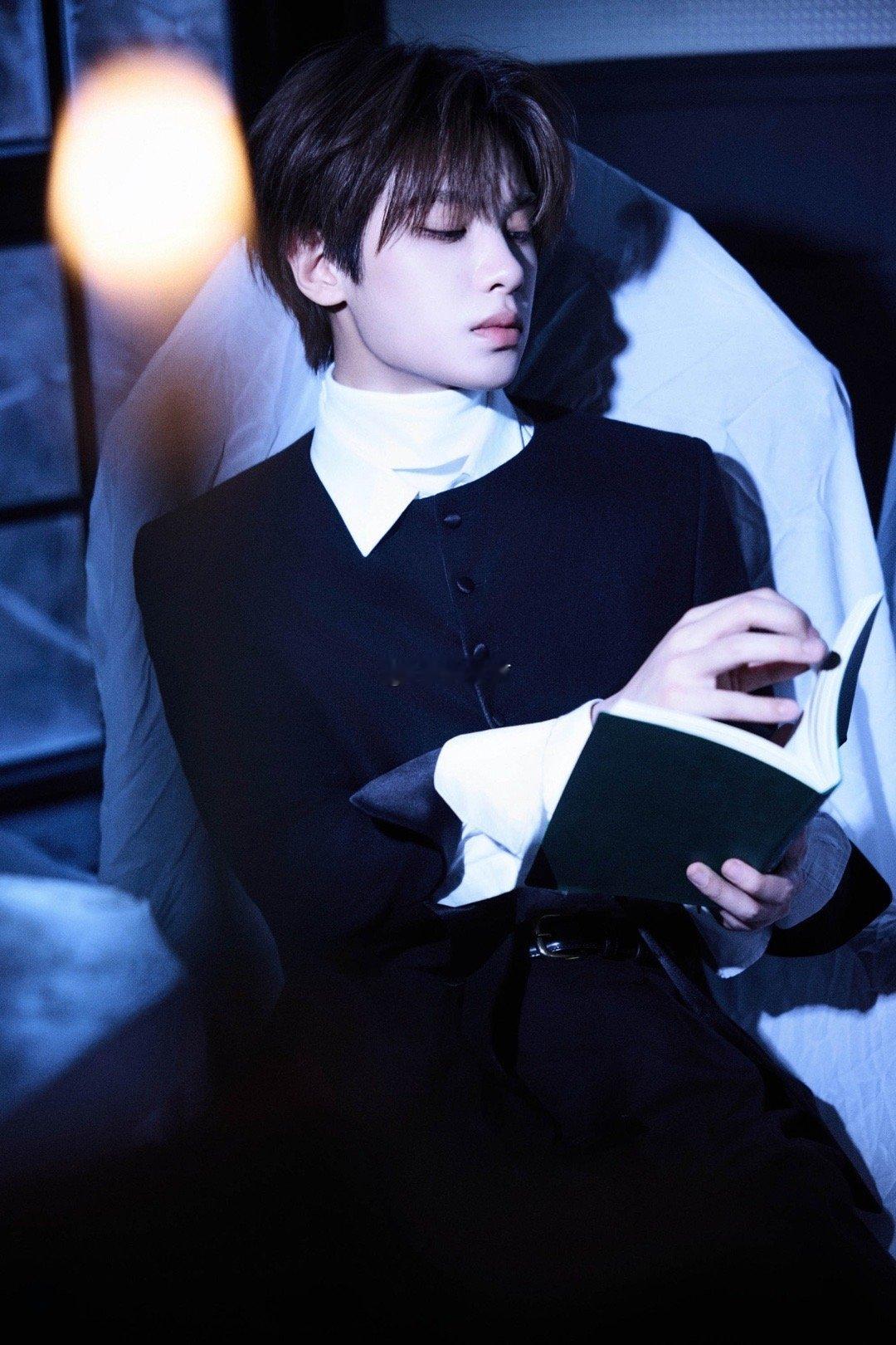 黄明昊感谢了好多人 黄明昊的感言没有刻意煽情，却格外动人。因为他感谢的，都是实实